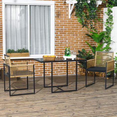 Set composto da tavolo in vetro e 2 sedie in rattan sintetico con schienali pieghevoli, design impilabile con cuscini naturali e neri.