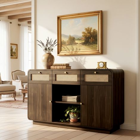 Buffet / Commode finition noyer — Rehaussé d'éléments en rotin tressé et de poignées dorées comprend 3 tiroirs, 2 portes de placard et une niche de rangement ouverte dispose d'une étagère interne ré (1/4)