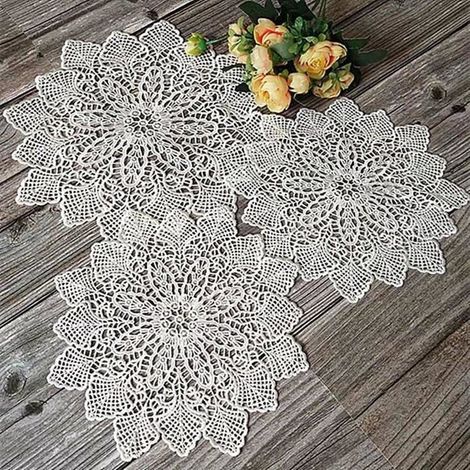 Set di 3 tovagliette rotonde in pizzo lavorate a mano all'uncinetto con ricami vintage. (1/5)