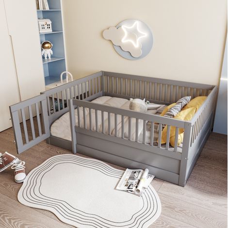 Letto per bambini a pavimento 140x200 cm in legno massello grigio con recinto e porta (1/5)