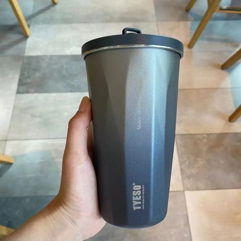 Mug isotherme en acier inoxydable argenté (600 ml) avec paille, idéal pour la voiture. (1/2)