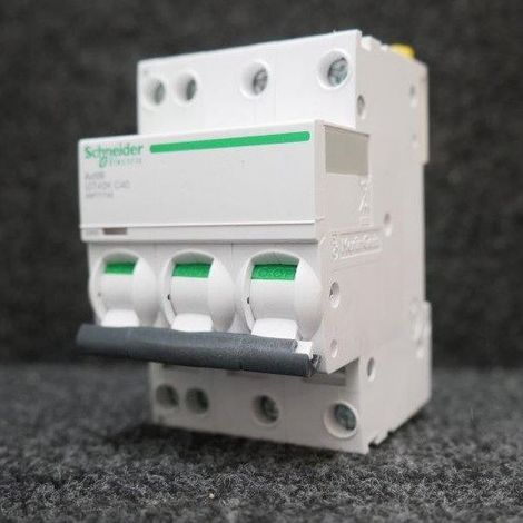 Schneider Electric – Disjoncteur bipolaire 3P+N 40A – Courbe C – Pouvoir de coupure 4500A – Installation sur rail DIN – Protection différentielle