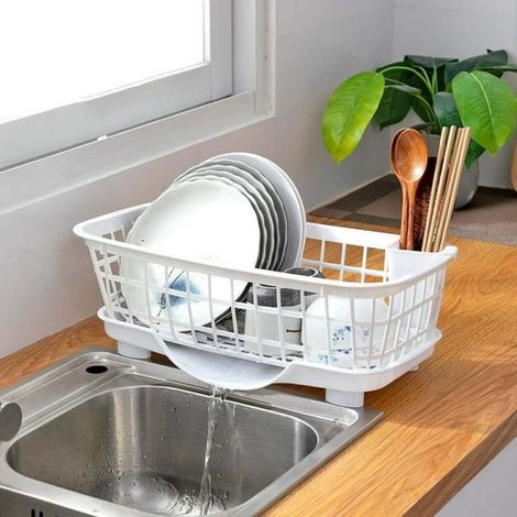 Escurridor de platos de plástico con bandeja de drenaje, base extraíble y soporte para utensilios móvil.