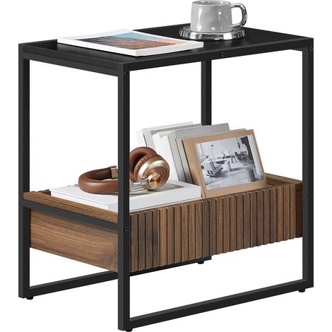 Elegante tavolino laterale con ripiano per il soggiorno. Comodino marrone. (1/5)
