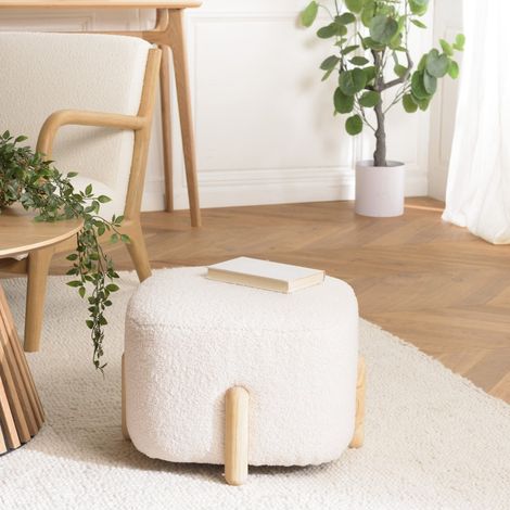 LEOPOLD - Pouf en tissu bouclette écru et pieds bois (1/5)