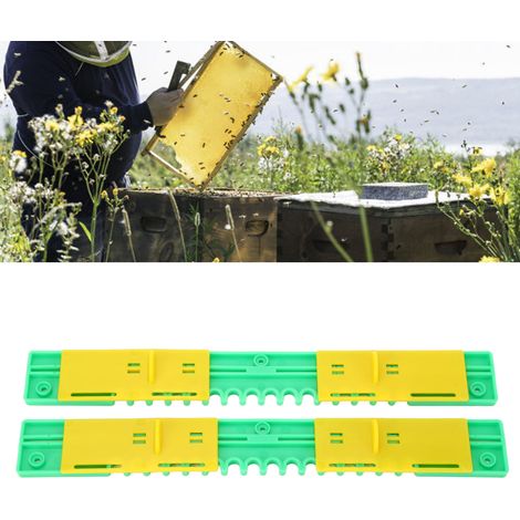 Zwei Kunststoff-Bienenstöcke mit Imkerwerkzeug, einem doppelten Schiebeeingang, einer Verdrehsicherung für die Bienen und einer 31,5 cm großen Belüftungsöffnung. (1/5)