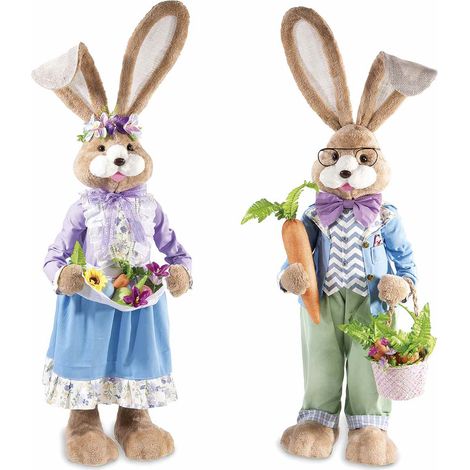 Coppia di conigli grandi in finto pelo con abito in tessuto e carota per allestimenti pasquali, set da 2 pezzi, cm 32 x 26 x 120 H