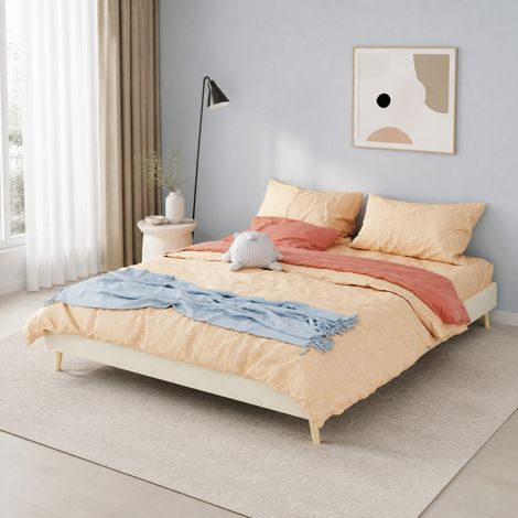 Letto 160x200 cm con struttura bassa in velluto beige DESVIAE (1/5)