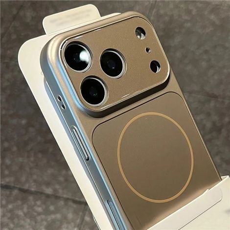 Coque de protection rigide en polycarbonate plaqué or pour iPhone Air, résistante aux chocs et compatible avec la fonction magnétique MagSafe.