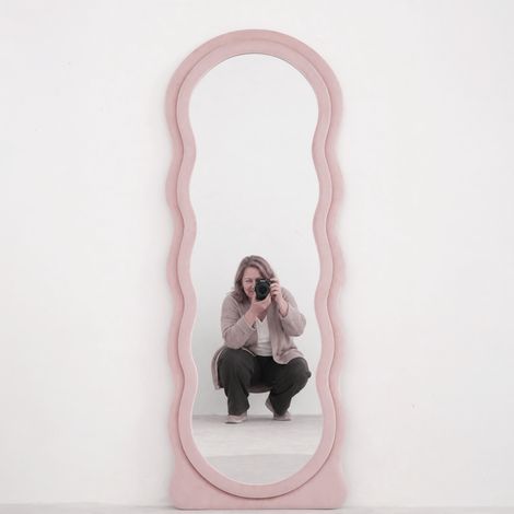 LunaMirror Mila Ganzkörperspiegel 160 x 60 cm, organisch gewellter, weich gepolsterter Samtrahmen, Rosa