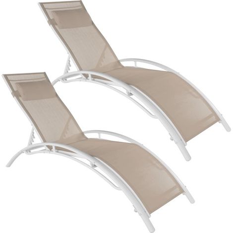 2 Transats ergonomiques acier beige. Une détente ultimes près de la piscine ou dans le jardin (1/5)