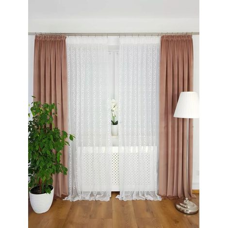 Un long rideau en soie rouge sang orné de délicates broderies (1/5)
