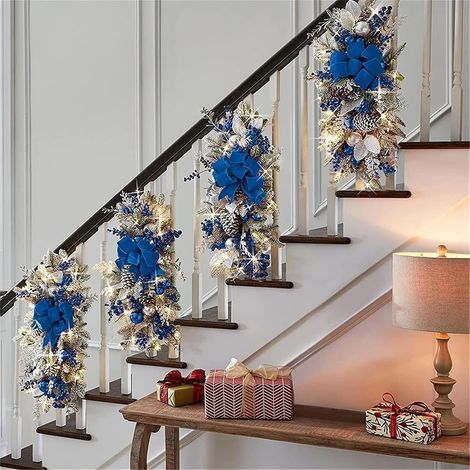 Guirlande de Noël pré-éclairée 60 x 30 cm, branches de pin avec décorations bleues, éclairage chaud, pour escalier, porte d'entrée et cheminée (1/5)
