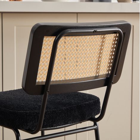 Lot de 2 tabourets de bar modernes sans accoudoirs avec assise en tissu chenille, dossier en bois et rotin, pieds en métal laqué noir (1/5)