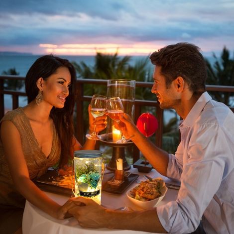 Handgemachte Seife, Rosenstrauß, LED-Lichterkette in einer Flasche mit Aufhängeschnur – das ideale Geschenk zum Valentinstag, zur Hochzeit, zum Geburtstag oder zu jedem anderen Anlass. (1/5)