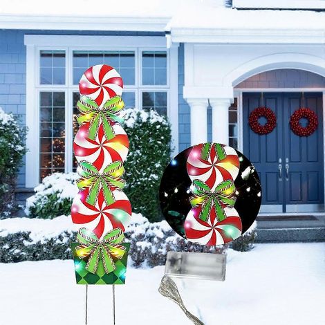 Décorations de Noël familiales dans le jardin avec des piquets et des guirlandes lumineuses (1/5)