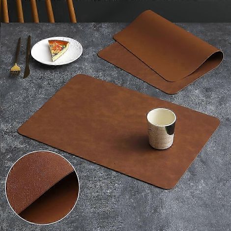 Lot de 4 sets de table en cuir, rectangulaires, imperméables et isolants thermiques, pour la salle à manger et la cuisine, motif peau de vache marron. (1/5)