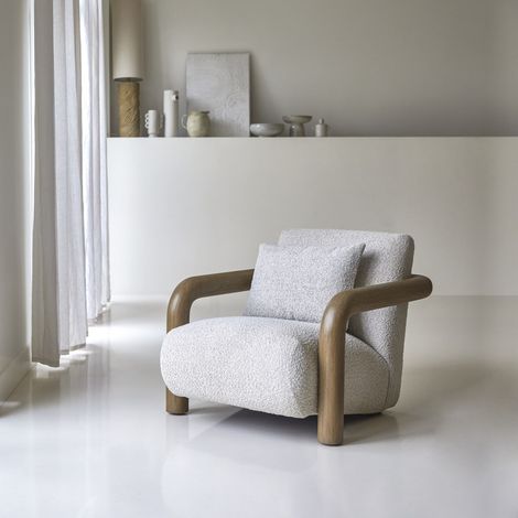 Fauteuil bas en bois de mindi massif et tissu bouclé écru Nina, 1 place (1/5)