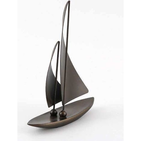 Une figurine de voilier en résine, symbole de navigation paisible. Idéale pour une entrée, un bureau ou toute autre décoration intérieure. Une touche de luxe discret, empreinte de symbolisme de bon au