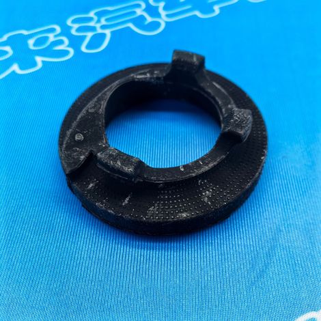 55034-1HM0A is suitable for the rear spring rubber pads of Nissan 2010-2019 Nissan Sunny N17Z March Kicks. (1/4)