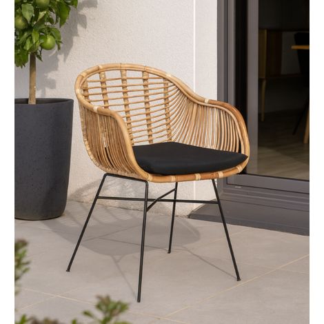 Fauteuil en Rotin "Calais" avec Coussin Noir - Chaise pour Extérieur ou Intérieur - Pieds en métal noir - L 65 x P 65 x H 90 cm - Livraison gratuite