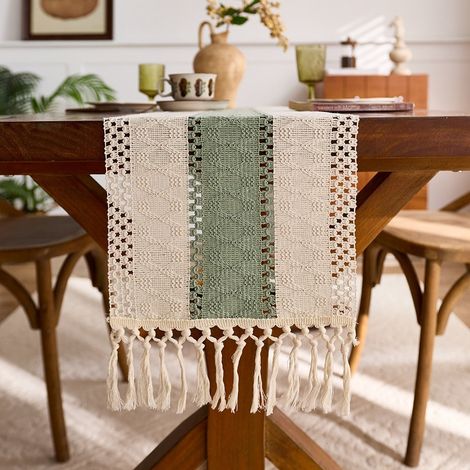Ede Fond blanc avec touches de vert, 30 x 240 cm Chemin de table en coton vert à pompons, motif ajouré noué, nappe de cuisine de style campagnard. (1/4)