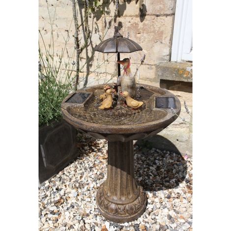 Fontaine solaire bain d'oiseau parapluie canards 83cm – Résine durable aspect bronze – 2 panneaux solaires intégrés – Autonome et facile à installer – Garden Mile