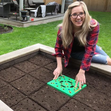 Seeding Square – Inventé et détenu au Canada – Outil d’espacement pour semences et semis, pour des récoltes plus abondantes, des plantes mieux organisées et moins de mauvaises herbes (1/5)