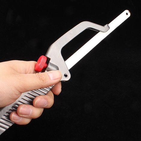 Scie à main dentelée triple coupe pour bois (1/3)