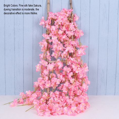Eine künstliche Kirschblütenranke, 1,8 Meter lang und aus 256 Blüten bestehend, ist um einen Klimaanlagenkanal gewickelt eine künstliche Kunststoffblumenranke, die eine dunkelrosa Zierranke imitiert. (1/5)