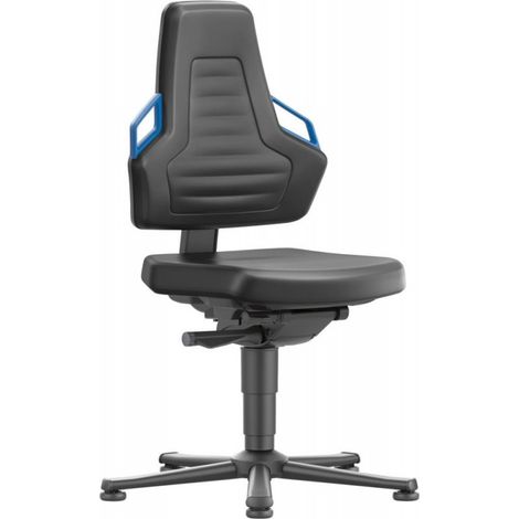 Sedia da lavoro Nexxit con rotelle, colore della maniglia blu, rivestimento in pelle artificiale nera (1/5)