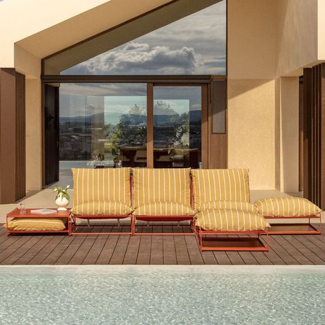 Set da giardino con divano modulare a 3 pezzi, tavolino e 2 pouf convertibili Amaro SKLUM            