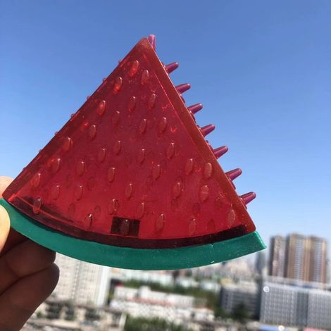 Kühlendes Hundespielzeug aus TPR, widerstandsfähiges und quietschendes Kauspielzeug für kleine Hunde und Welpen, kühlender Eiseffekt, Wassermelonen-Design (1 Stück)-lsw (1/2)