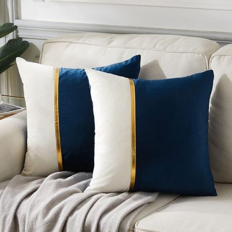 Lot de 2 housses de coussin décoratives bleu marine 45 x 45 cm pour salon, canapé ou lit, patchwork de velours et cuir doré, décoration intérieure luxueuse et moderne de style ferme, housse de coussin (1/5)