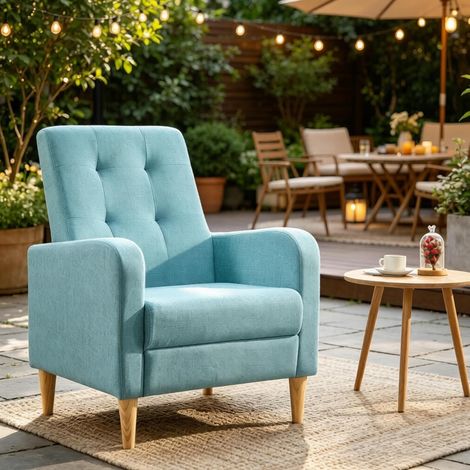 Sillón de relax HAVRYA de lino azul con reposabrazos, respaldo capitoné y patas de madera (1/5)