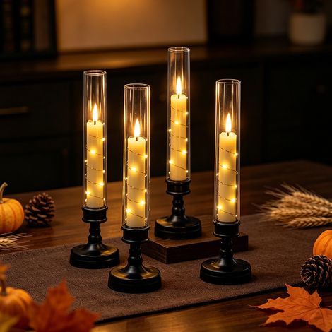 Quatre bougies sans flamme avec télécommande et minuterie, des bougies coniques LED alimentées par piles et des guirlandes lumineuses intégrées. (1/5)