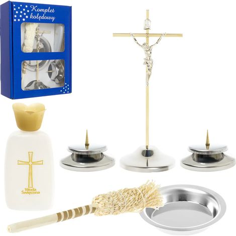 Un grand coffret de chants de Noël dans une boîte avec un arroseur, un bol et une bouteille (1/3)