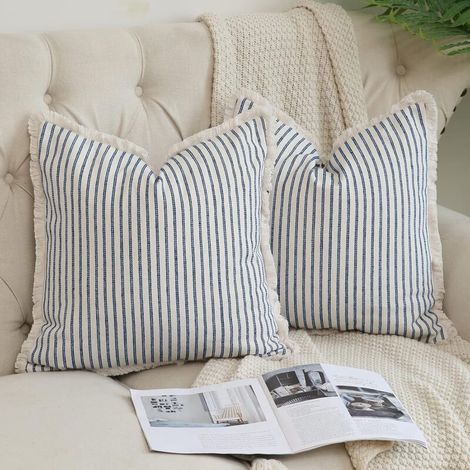 Set mit 2 quadratischen, dekorativen Kissenbezügen mit Streifenmuster und schicken Baumwollfransen für Sofa, Bett, Wohnzimmer, Landhausstil, 50 x 50 cm