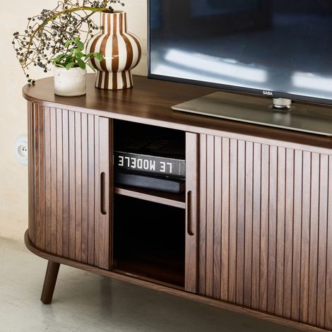 Sweeek – Meuble TV scandinave 2 portes coulissantes – 4 compartiments – Panneaux stratifiés effet bois rainuré – Dimensions L120 x P40 x H57 cm