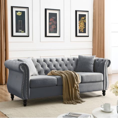 MODFU – Divano 2 posti Chesterfield in velluto con capitonné, borchie decorative e braccioli curvi, seduta in schiuma e molle, piedini in legno di hevea – Grigio (1/5)