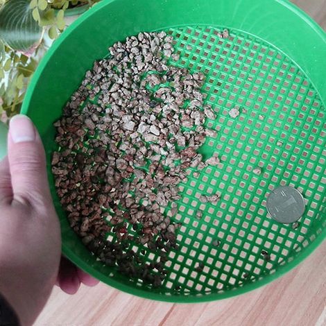 Tamis de jardin en plastique pour compost, terre et pierres - Outil de jardinage portable (1/4)
