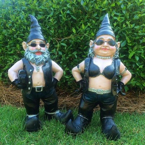Statues de nains de jardin Gnoschitt and Gnofun « Motard assoiffé », 19 cm de haut - Décoration amusante pour intérieur et extérieur - Figurines en cuir pour jardin, parterre de fleurs ou étagère (1/5)