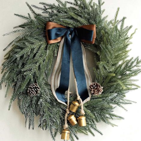 Couronne De Noël - 45 Cm - Pour Porte D Entrée Extérieure Ou Intérieure - Avec Clochette Et Ruban En Velours - 1 Pièce (1/5)