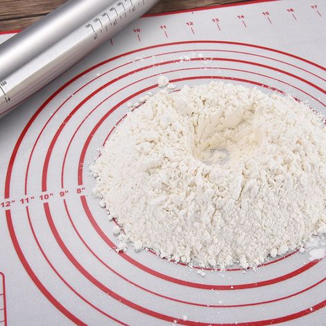 Tapis de cuisson antiadhésif en silicone rouge pour la cuisine, idéal pour étaler la pâte à gâteaux et pâtisseries. (1/5)