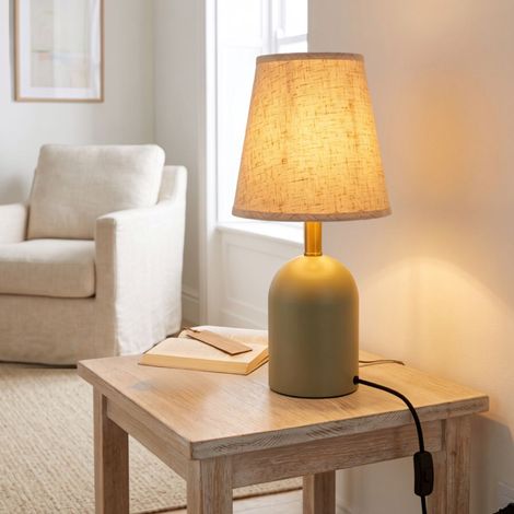 Lampada da tavolo con paralume in tessuto beige e base decorativa verde (1/5)