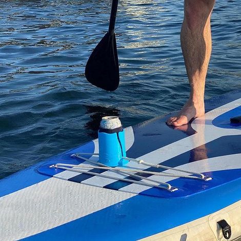 Porte-gobelet écologique pour sports nautiques (Signature Blue). Porte-gobelet flottant pour paddleboards, kayaks et canoës, compatible avec les bouteilles. (1/5)