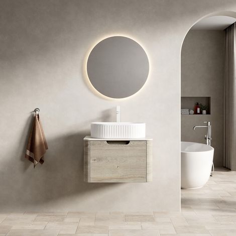 Meuble sous vasque suspendu 60 cm, avec vasque ovale blanche, plan en pierre reconstituée – Corps arrondi avec tiroir, finition chêne crème (1/5)
