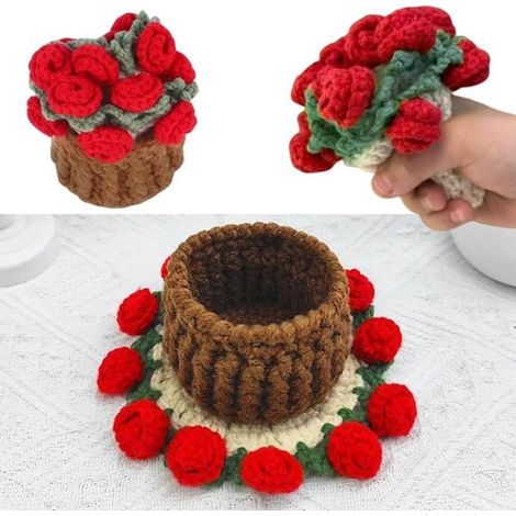 Sottobicchieri a forma di rosa realizzati all'uncinetto, con mini cestino e morbidi fiori artificiali per la casa e la scrivania. (1/5)