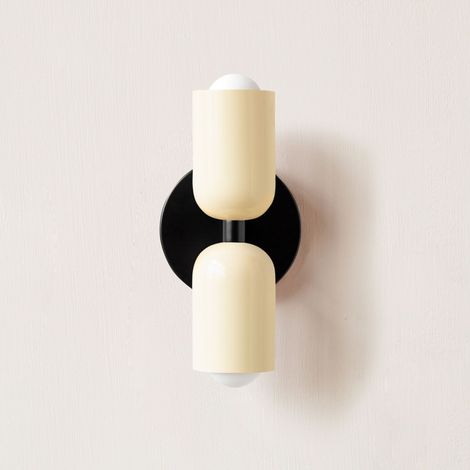 Vintage Wandlampe in Creme – Ambienteleuchte für Flur oder Schlafzimmer, nordisch-französisches Design, Doppelkopf für Nachttisch, helle Gelbfarben mit schwarzer Basis