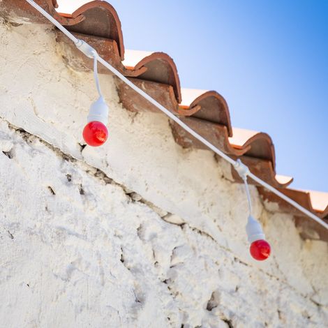 Kit Ghirnalda Waterproof 5.5m Bianco + 8 Lampadine LED E27 G45 3W a Colori Rosso
